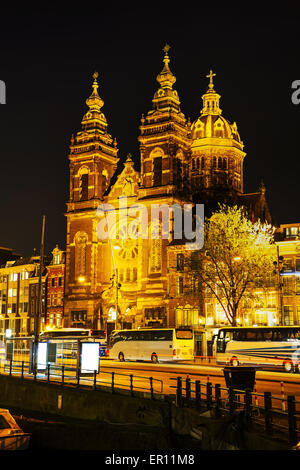 La Basilique de Saint Nicolas (Sint-Nicolaasbasiliek) à Amsterdam dans la nuit Banque D'Images