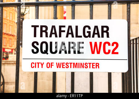 Londres - 6 avril : Trafalgar Square signe le 6 avril 2015 à Londres, au Royaume-Uni. C'est un espace public et d'attraction touristique. Banque D'Images