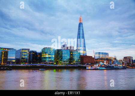 Londres - le 4 avril : Aperçu de Londres avec le tesson de verre, le 4 avril 2015 à Londres, au Royaume-Uni. L'article 306 mètres de haut. Banque D'Images