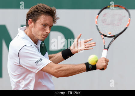 Paris, France. 24 mai, 2015. Nicolas Mahut (FRA) en action dans un 1er tour match contre Kimmer Coppejans (BEL) lors de la première journée de l'Open de France 2015 Tournoi de tennis de Roland Garros à Paris, France. Mahut a gagné 63 64 76. Credit : Cal Sport Media/Alamy Live News Banque D'Images