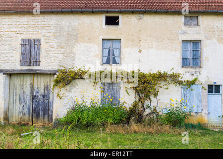 Façade de la maison avec jolie fenêtre en Bourgogne , France Banque D'Images