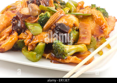 Yu shiang-poulet avec une sauce à l'ail et mélanger les légumes chinois sautés Banque D'Images