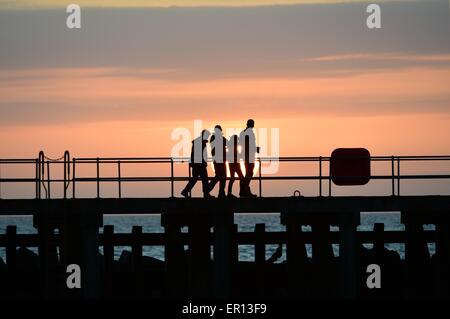 Météo France : Pays de Galles Aberystwyth UK Dimanche 24 Mai 2015 Un groupe de personnes considérées silhouette sur le coucher de soleil sur la baie de Cardigan à la veille de la maison de banque mai lundi d'Aberystwyth, sur la côte ouest du pays de Galles Crédit photo : Keith morris / Alamy Live News Banque D'Images