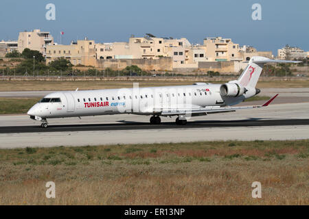 Tunisair Express Bombardier CRJ900 vol sur la piste à l'atterrissage à Malte Banque D'Images