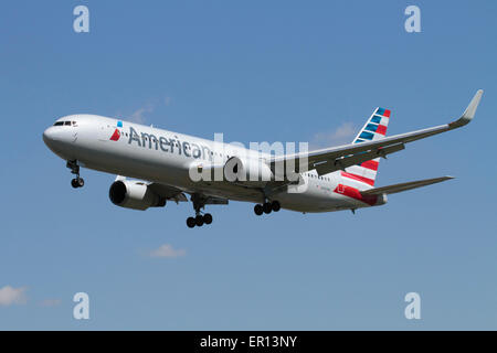 American Airlines Boeing 767-300ER passenger jet avion en approche Banque D'Images