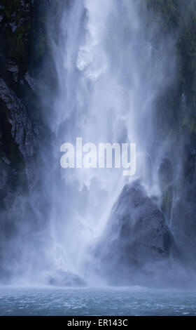 Lady Bowen Falls est un volume élevé de 164 m dans la région de Milford Sound Fjordland ile sud Nouvelle Zelande Banque D'Images