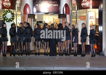 La maquilleuse Charlotte Tilbury lance un nouveau comptoir de maquillage dans les fenêtres de Fenwick's Bond Street à Londres magasin comprend : Atmosphère Où : London, Royaume-Uni Quand : 19 novembre 2014 Crédit : Phil Lewis/WENN.com Banque D'Images