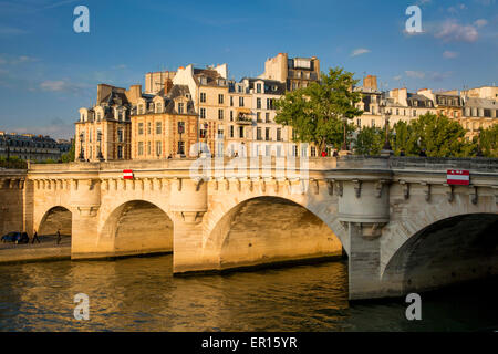 Définition du soleil sur Pont Neuf et les bâtiments de l'île de la Cité, Paris, France Banque D'Images