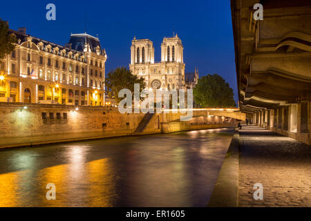 Crépuscule, le long de la Seine avec Cathédrale Notre Dame et Préfecture de Police, Paris, France Banque D'Images