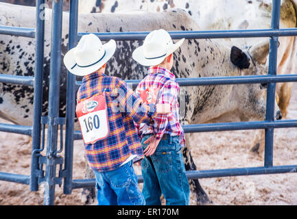 Deux jeunes cow-boys qui participent à l'Helldorado days , un rodéo professionnel qui a eu lieu à Las Vegas, Nevada Banque D'Images