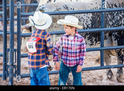 Deux jeunes cow-boys qui participent à l'Helldorado days , un rodéo professionnel qui a eu lieu à Las Vegas, Nevada Banque D'Images