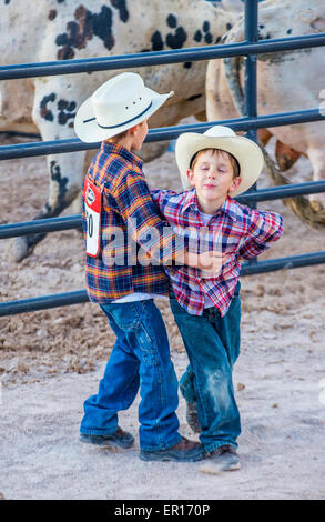 Deux jeunes cow-boys qui participent à l'Helldorado days , un rodéo professionnel qui a eu lieu à Las Vegas, Nevada Banque D'Images