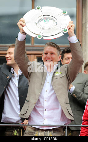 Munich, Allemagne. 24 mai, 2015. Le Bastian Schweinsteiger Bayern Munich célèbre lors d'une cérémonie pour leur 25e titre de Bundesliga à Munich, Allemagne, le 24 mai 2015. Crédit : Philippe Ruiz/Xinhua/Alamy Live News Banque D'Images