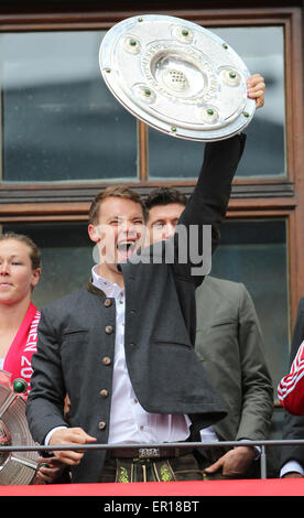 Munich, Allemagne. 24 mai, 2015. Le Bayern Munich Manuel Neuer célèbre lors d'une cérémonie pour leur 25e titre de Bundesliga à Munich, Allemagne, le 24 mai 2015. Crédit : Philippe Ruiz/Xinhua/Alamy Live News Banque D'Images