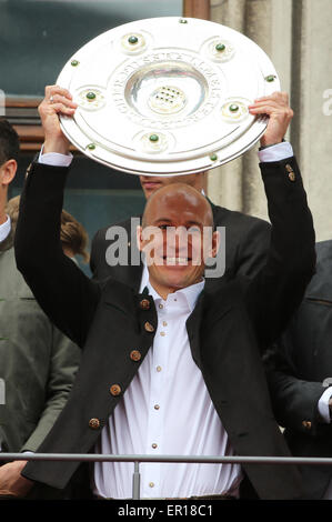 Munich, Allemagne. 24 mai, 2015. Du Bayern Munich Arjen Robben célèbre lors d'une cérémonie pour leur 25e titre de Bundesliga à Munich, Allemagne, le 24 mai 2015. Crédit : Philippe Ruiz/Xinhua/Alamy Live News Banque D'Images