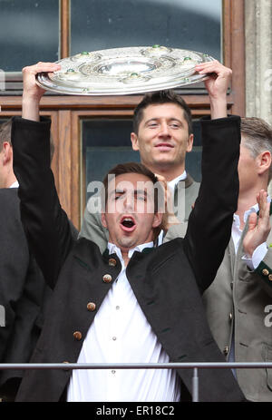 Munich, Allemagne. 24 mai, 2015. Le Bayern de Munich, Philipp Lahm célèbre lors d'une cérémonie pour leur 25e titre de Bundesliga à Munich, Allemagne, le 24 mai 2015. Crédit : Philippe Ruiz/Xinhua/Alamy Live News Banque D'Images