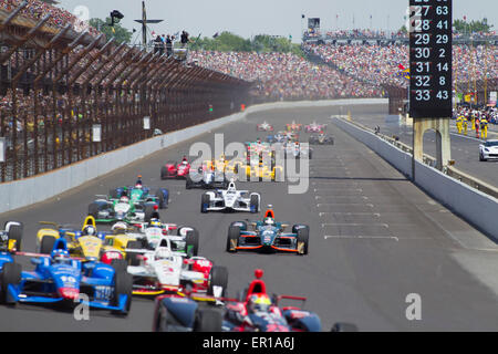 Indianapolis, Indiana, USA. 24 mai, 2015. Une vue de la course sur le terrain à l'avant sans délai la course IndyCar Indianapolis 500 à l'Indianapolis Motor Speedway à Indianapolis, IN - Mike Wulf/CSM Crédit : Cal Sport Media/Alamy Live News Banque D'Images