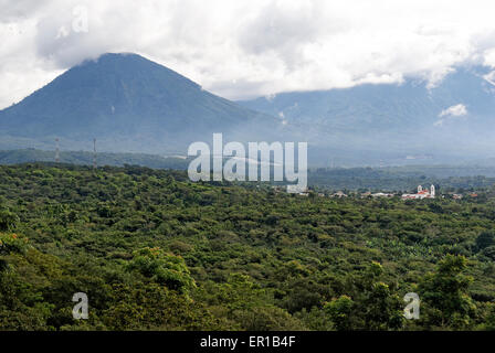 Ville coloniale espagnole de Juayua, les plantations de café, et Acatepec dans l'ouest du volcan El Salvador, en Amérique centrale Banque D'Images