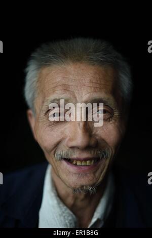 (150525) -- "LIUTONG, 25 mai 2015 (Xinhua) -- Photo prise le 13 février 2015 montre un portrait de 63 ans Meng Guangli, un résident de la localité en Village de Nongyong Bansheng Township, dans le sud-ouest de la région autonome Zhuang du Guangxi. Il est médecin et veut aider plus de gens avec ses compétences médicales traditionnelles. Le relief karstique avec Canton Bansheng est identifié comme l'un des plus lieux impropres à l'habitation humaine en dehors de désert par FAO. Les personnes vivant dans des circonstances difficiles ont été témoins de luttes entre les humains et la nature, ainsi que le développement de la ville. (Ha Nhi Banque D'Images