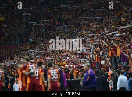 Istanbul, Turquie. 24 mai, 2015. Les supporters de Galatasaray célébrer au cours de la partition Super League contre turc de Besiktas à Istanbul, Turquie, le 24 mai 2015. Galatasaray a gagné 2-0. © Il Canling/Xinhua/Alamy Live News Banque D'Images