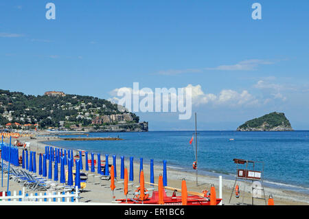 Vue sur la plage et de l'île de Bergeggi, alassio, Italie, Ligury Banque D'Images