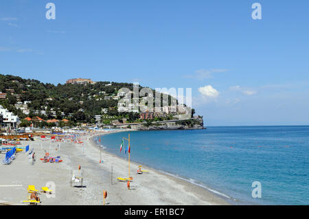 Vue sur la plage et de l'île de Bergeggi, alassio, Italie, Ligury Banque D'Images