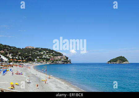 Vue sur la plage et de l'île de Bergeggi, alassio, Italie, Ligury Banque D'Images