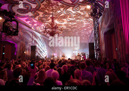 La chanteuse allemande scène Clueso à Arne-Jacobsen - Foyer dans le cadre de la série de concerts Concert Rue Telekom. Avec : Thomas,Clueso Hübner Où : Hanovre, Allemagne Quand : 19 novembre 2014 Source : WENN.com Banque D'Images