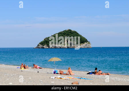 Vue sur la plage et de l'île de Bergeggi, alassio, Italie, Ligury Banque D'Images