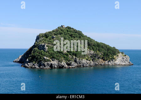 Vue sur la plage et de l'île de Bergeggi, alassio, Italie, Ligury Banque D'Images