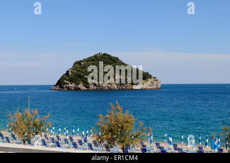 Vue sur la plage et de l'île de Bergeggi, alassio, Italie, Ligury Banque D'Images