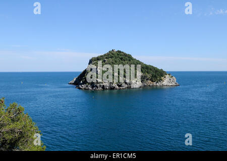 Vue sur la plage et de l'île de Bergeggi, alassio, Italie, Ligury Banque D'Images