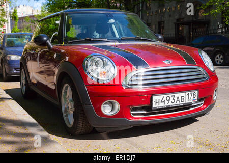 Saint-pétersbourg, Russie - Mai 32, 2015 : shining voiture Mini cooper rouge métallique avec bandes noires se dresse sur le côté de la route dans la ville Banque D'Images