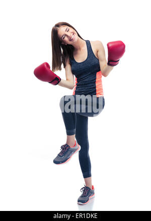 Smiling sporty woman célébrer sa victoire à des gants de boxe isolé sur fond blanc Banque D'Images