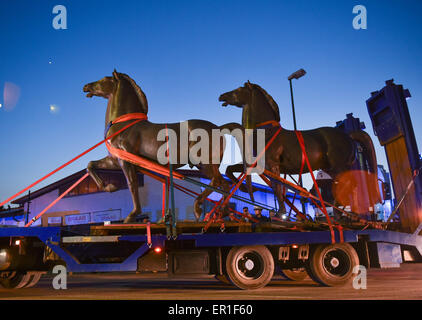 Sculptures de chevaux sont supprimés à partir d'un entrepôt à Bad Dürkheim, Allemagne, 21 mai 2015. La police allemande ont récupéré deux chevaux de bronze sculptures perdu commandées par le régime nazi d'Adolf Hitler à la chancellerie de l'orne après avoir mené des raids sur huit membres présumés d'un anneau illégale des marchands d'art. Les chefs-d'confisqués dans 10 raids menés dans cinq états allemands comprenaient le cheval grandeur nature sculptures, créé par Joseph Thorak et reliefs de granit, par le sculpteur Arno Breker, un porte-parole de la police a confirmé le 20 mai. Photo : Uwe Anspach/dpa Banque D'Images