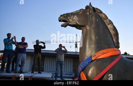 Sculptures de chevaux sont supprimés à partir d'un entrepôt à Bad Dürkheim, Allemagne, 21 mai 2015. La police allemande ont récupéré deux chevaux de bronze sculptures perdu commandées par le régime nazi d'Adolf Hitler à la chancellerie de l'orne après avoir mené des raids sur huit membres présumés d'un anneau illégale des marchands d'art. Les chefs-d'confisqués dans 10 raids menés dans cinq états allemands comprenaient le cheval grandeur nature sculptures, créé par Joseph Thorak et reliefs de granit, par le sculpteur Arno Breker, un porte-parole de la police a confirmé le 20 mai. Photo : Uwe Anspach/dpa Banque D'Images