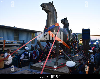 Sculptures de chevaux sont supprimés à partir d'un entrepôt à Bad Dürkheim, Allemagne, 21 mai 2015. La police allemande ont récupéré deux chevaux de bronze sculptures perdu commandées par le régime nazi d'Adolf Hitler à la chancellerie de l'orne après avoir mené des raids sur huit membres présumés d'un anneau illégale des marchands d'art. Les chefs-d'confisqués dans 10 raids menés dans cinq états allemands comprenaient le cheval grandeur nature sculptures, créé par Joseph Thorak et reliefs de granit, par le sculpteur Arno Breker, un porte-parole de la police a confirmé le 20 mai. Photo : Uwe Anspach/dpa Banque D'Images