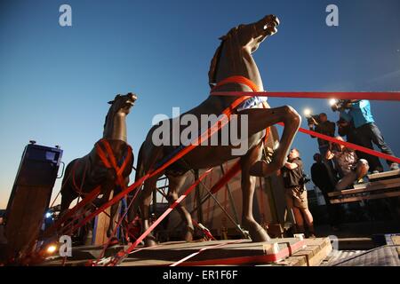 Sculptures de chevaux sont supprimés à partir d'un entrepôt à Bad Dürkheim, Allemagne, 21 mai 2015. La police allemande ont récupéré deux chevaux de bronze sculptures perdu commandées par le régime nazi d'Adolf Hitler à la chancellerie de l'orne après avoir mené des raids sur huit membres présumés d'un anneau illégale des marchands d'art. Les chefs-d'confisqués dans 10 raids menés dans cinq états allemands comprenaient le cheval grandeur nature sculptures, créé par Joseph Thorak et reliefs de granit, par le sculpteur Arno Breker, un porte-parole de la police a confirmé le 20 mai. Photo : Fredrik von Erichsen/dpa Banque D'Images