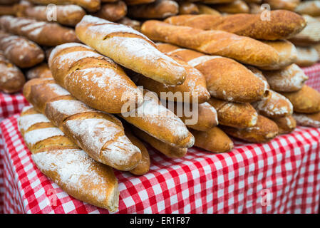 Libre de la baguette fraîche sur le marché Banque D'Images