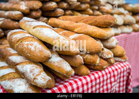 Libre de la baguette fraîche sur le marché Banque D'Images