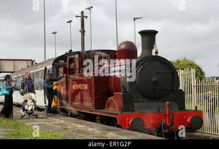 Locomotive de train Metropolitan 1 de Steam loco lors d'un événement historique de la Seconde Guerre mondiale des années 1940 à la gare de Barry South Wales GB 2014 Banque D'Images