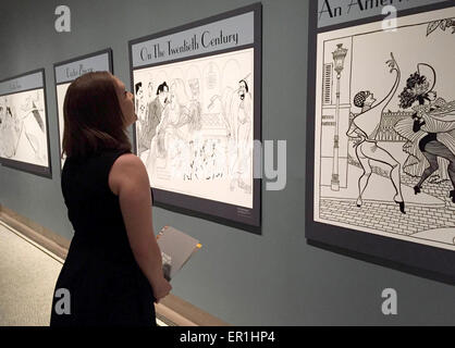 New York, États-Unis. 20 mai, 2015. Une femme porte sur un dessin de la production de Broadway "Un Américain à Paris' par le célèbre portraitiste Broadway Al Hirschfeld (1903-2003) à la New York Historical Society à New York, États-Unis, 20 mai 2015. L'exposition a ouvert ses portes le 22 mai 2015. Photo : Verena Lingel/dpa/Alamy Live News Banque D'Images