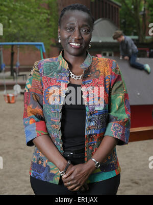 Hambourg, Allemagne. 20 mai, 2015. Auma Obama, demi-sœur du président américain Barack Obama, pose sur un terrain à Hambourg, Allemagne, 20 mai 2015. Obama veut changer le point de vue des adultes sur les enfants, mais surtout la façon dont les enfants d'eux-mêmes. Photo : AXEL HEIMKEN/dpa/Alamy Live News Banque D'Images