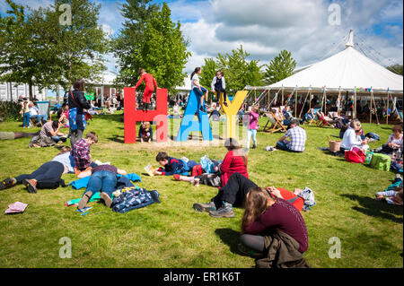 Les visiteurs appréciant le Hay Festival de littérature. Banque D'Images
