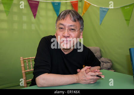 Kazuo Ishiguro signature books à l'Hay Festival 2015. Banque D'Images