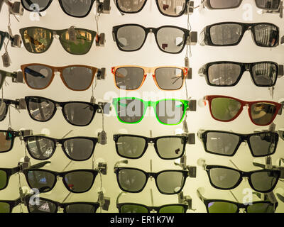 Lunettes de soleil sur l'écran dans un magasin Banque D'Images