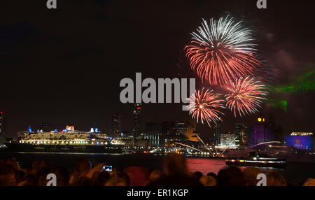 La ligne maritime Cunard célèbre son 175e anniversaire avec un événement appelé une ville magnifique. Les trois reines de la Cunard - c'est trois navires - Queen Mary 2, Queen Victoria et Queen Elizabeth s'inquiéter Liverpool ensemble. Photo montre le navire Cunard Queen Mary 2 navire contre le célèbre édifice Cunard centre, Liverpool, sur front de mer illuminé par les feux d'artifice dans la célébration. À gauche du centre est le Royal Liver Building et à droite du centre est le port de Liverpool Building Banque D'Images