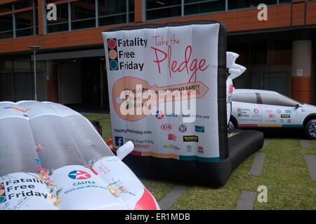 Sydney, Australie. 25 mai, 2015. Voitures gonflables et de moto dans Chippendale Sydney pour encourager la communauté à signer et prenez l'engagement de l'Australie avant de décès vendredi 29 mai 2015 journée sur l'élimination de toutes les victimes de la route en ce jour et la sécurité routière. Modèle : crédit10/Alamy Live News Banque D'Images