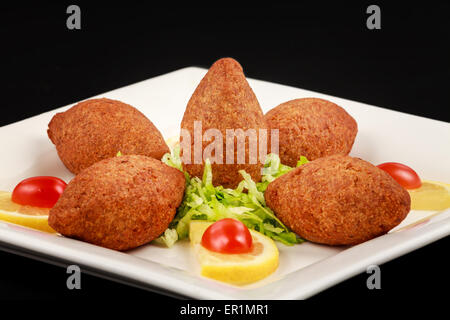 Kibbeh:un délicieux plat de l'arabe à partir de boeuf maigre au sol, d'agneau et de boulgour Lieu : à Rawan Cake à Amman, Jordanie Banque D'Images