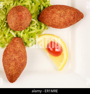 Kibbeh:un délicieux plat de l'arabe à partir de boeuf maigre au sol, d'agneau et de boulgour Lieu : à Rawan Cake à Amman, Jordanie Banque D'Images